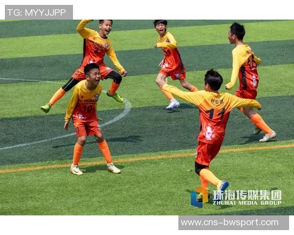 青春足球袜少年在绿茵场上挥洒汗水与梦想的瞬间